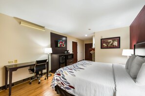 Egyptian cotton sheets, premium bedding, desk, laptop workspace - Econo Lodge Inn & Suites (Monee)