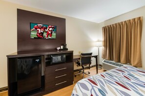 Egyptian cotton sheets, premium bedding, desk, laptop workspace - Econo Lodge Inn & Suites (Monee)