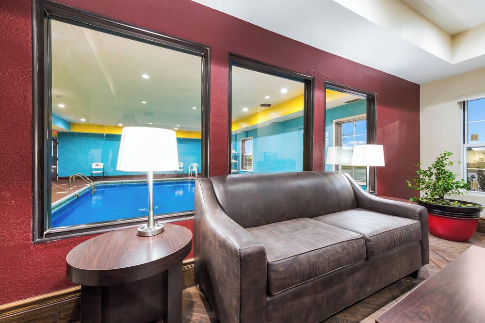 Econo Lodge Inn & Suites