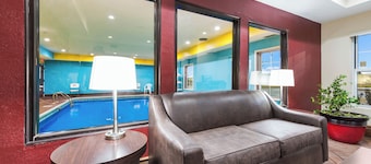 Econo Lodge Inn & Suites