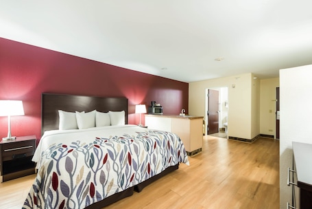 Egyptian cotton sheets, premium bedding, desk, laptop workspace. Econo Lodge Inn & Suites