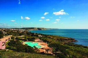 A coastal resort with a swimming pool, beach, and ocean views. - Belver Porto Dona Maria Resort (Lagos)