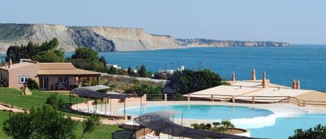 2 室外游泳池,10:00 至 21:00 开放,日光浴躺椅