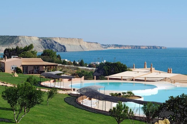 2 piscine all'aperto, con ingresso dalle 10:00 alle 21:00, lettini