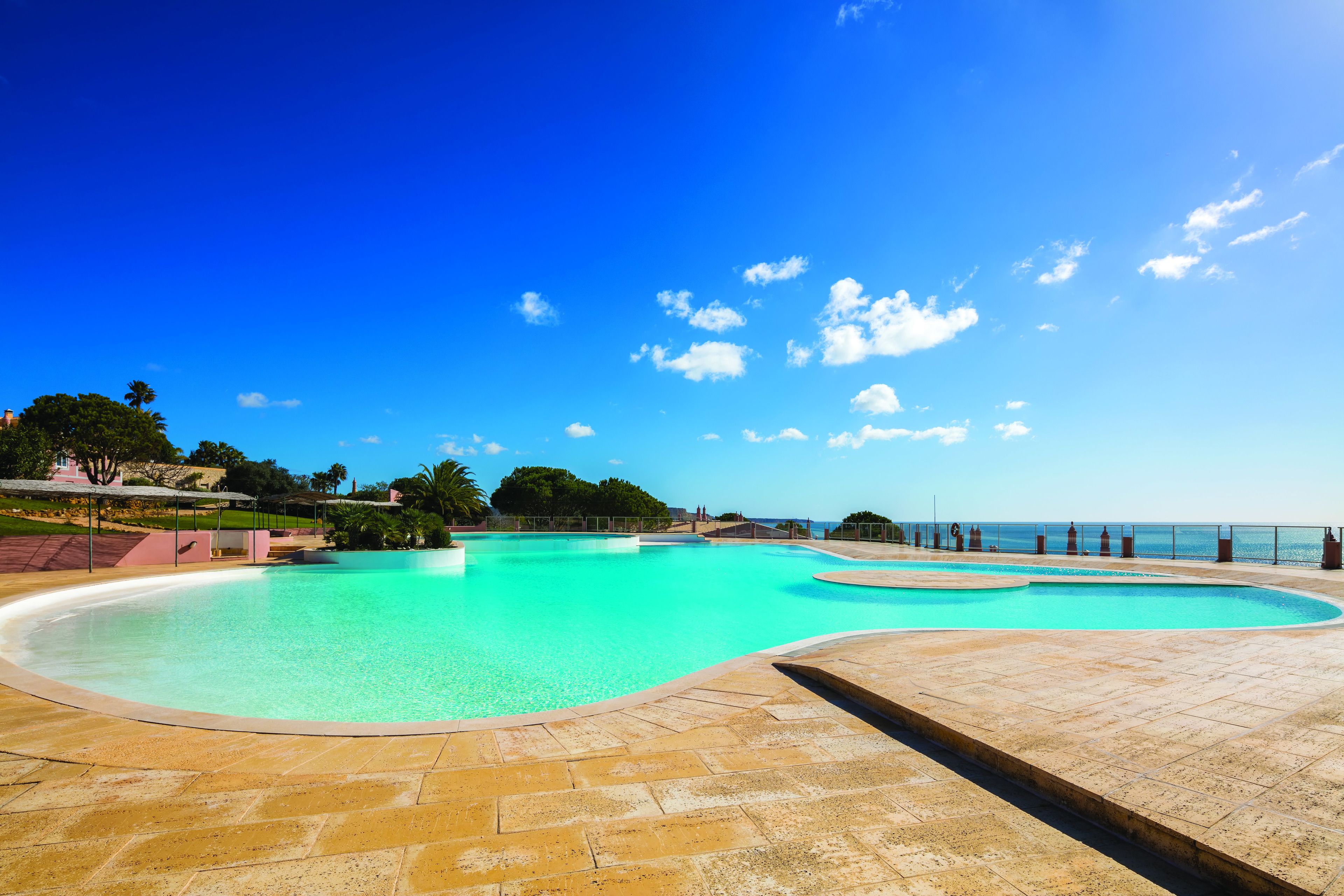 2 utomhuspooler med öppettider 10.00 till 21.00, och solstolar