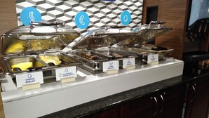 A buffet with labeled sections for cheese omelet, egg white & veggie omelet, pork sausage, turkey sausage, sausage gravy, and biscuits. - Holiday Inn Express Hotel & Suites Waterford by IHG (Waterford)