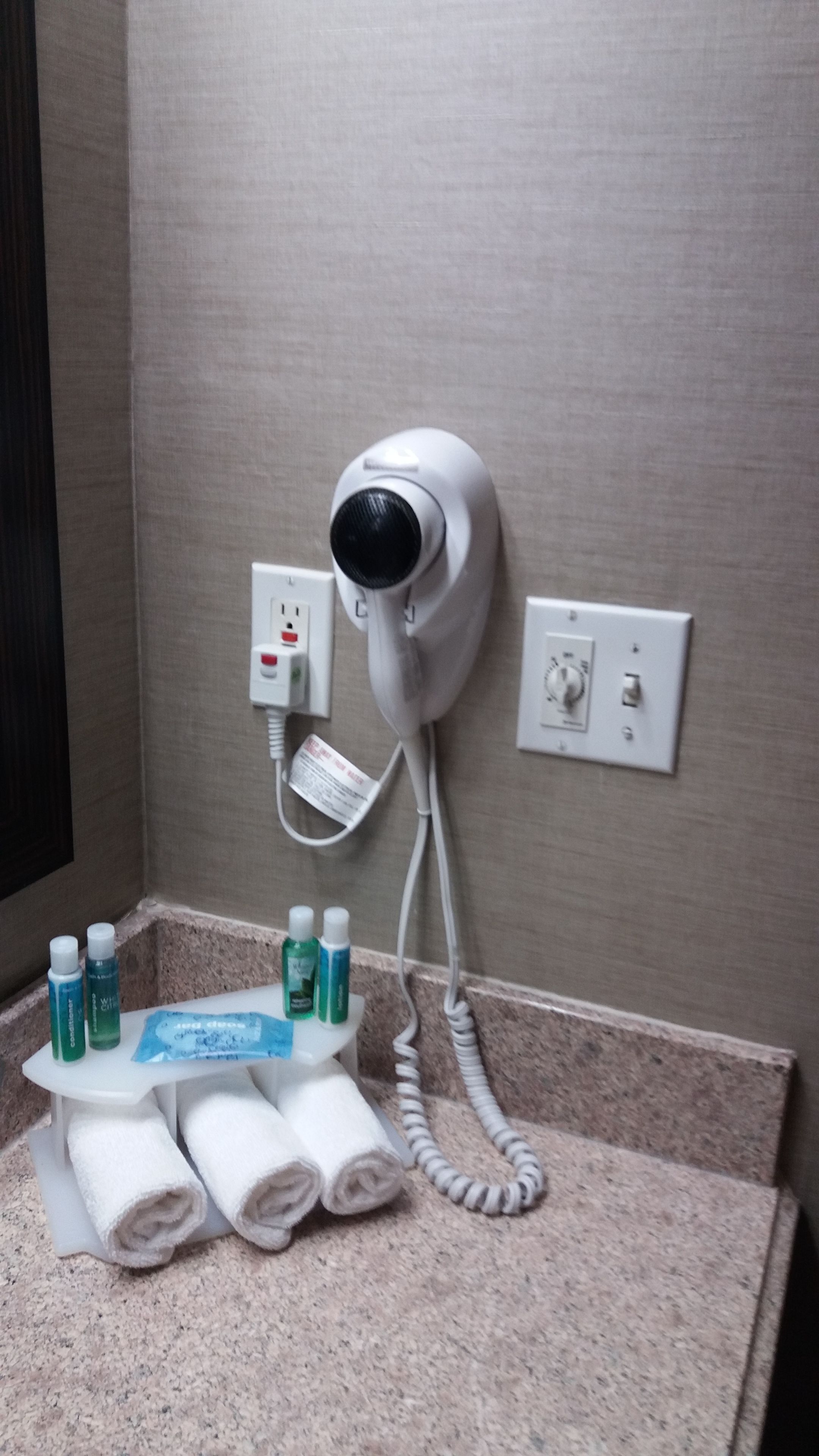 standard room | bathroom | combined shower/bathtub, free toiletries, hair dryer, towels