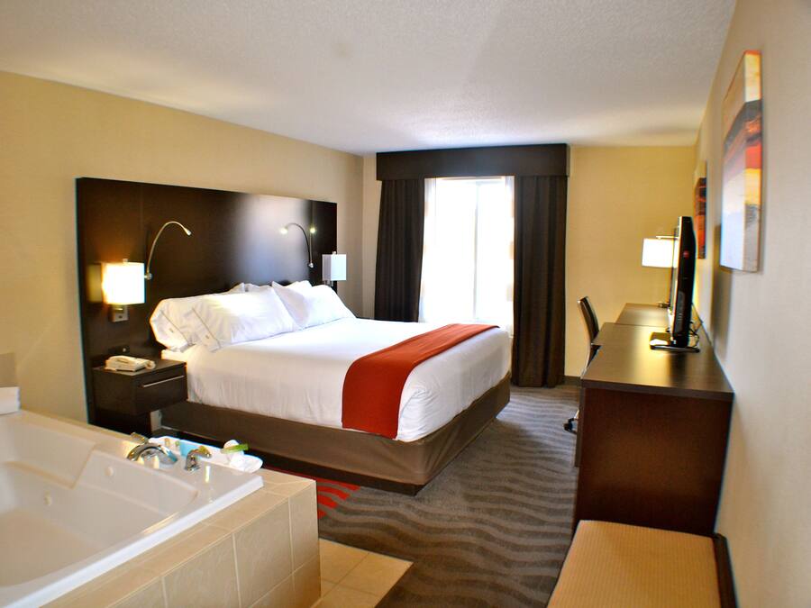 Rom – standard, 1 kingsize-seng, massasjebadekar | Skrivebord, blendingsgardiner og strykejern/-brett