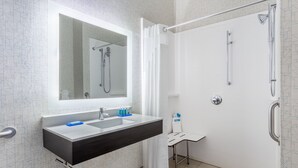 シャワー付き浴槽、バスアメニティ (無料)、ヘアドライヤー、タオル