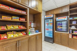 Una presentación de bocadillos con varias marcas como Lay's y Milk Duds.