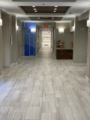 Hallway - Holiday Inn Express Hotel & Suites Auburn - University Area by IHG (Auburn)