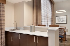 1 quarto, cofres nos quartos, escrivaninha, cortinas blackout
