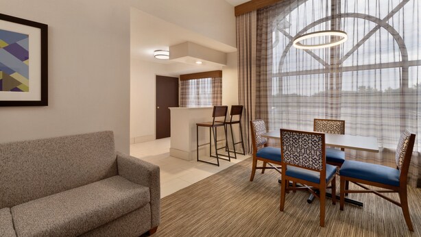 Suite, 1 kingsize-seng | Safe på rommet, skrivebord, blendingsgardiner og strykejern/-brett