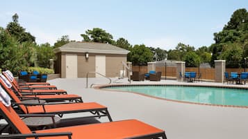 Una piscina al aire libre de temporada