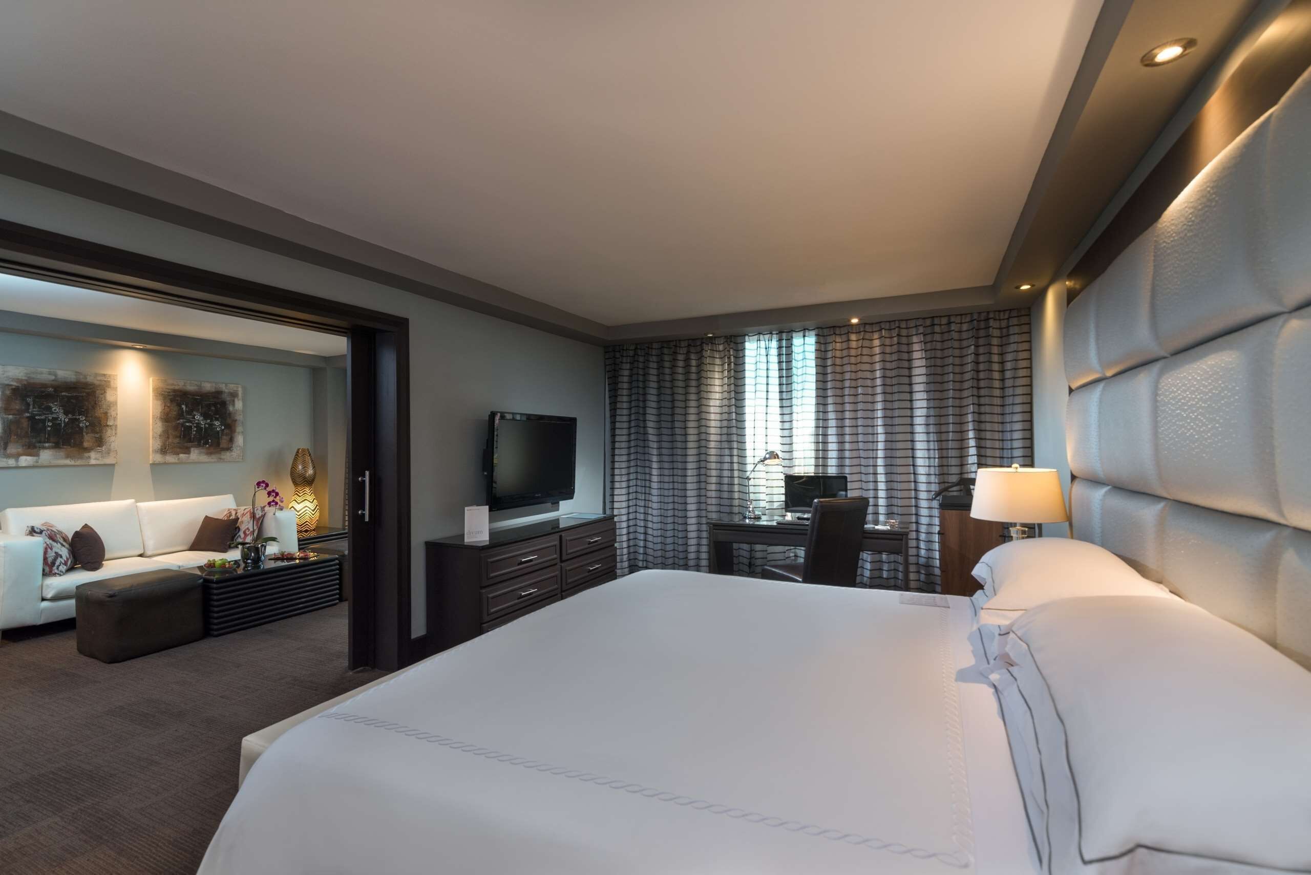 2 bedrooms, minibar, in-room safe, desk