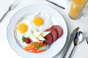 Petit déjeuner buffet (22 USD par personne)