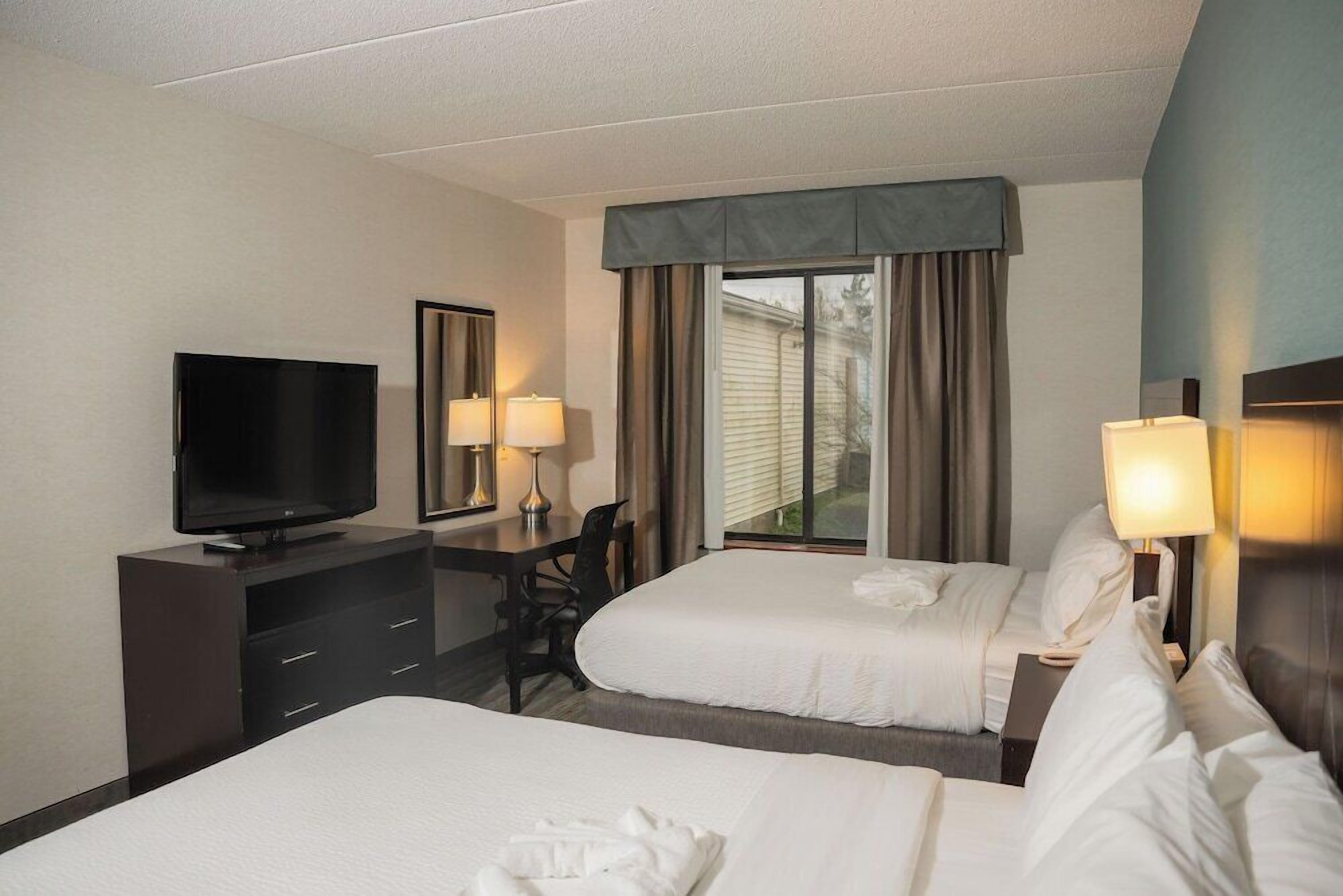 Down duvets, in-room safe, desk, iron/ironing board
