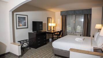 Dundyner, safe på rommet, skrivebord og strykejern/-brett