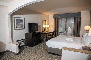 Untuvapeitot, tallelokero huoneessa, työpöytä, silitysrauta/-lauta