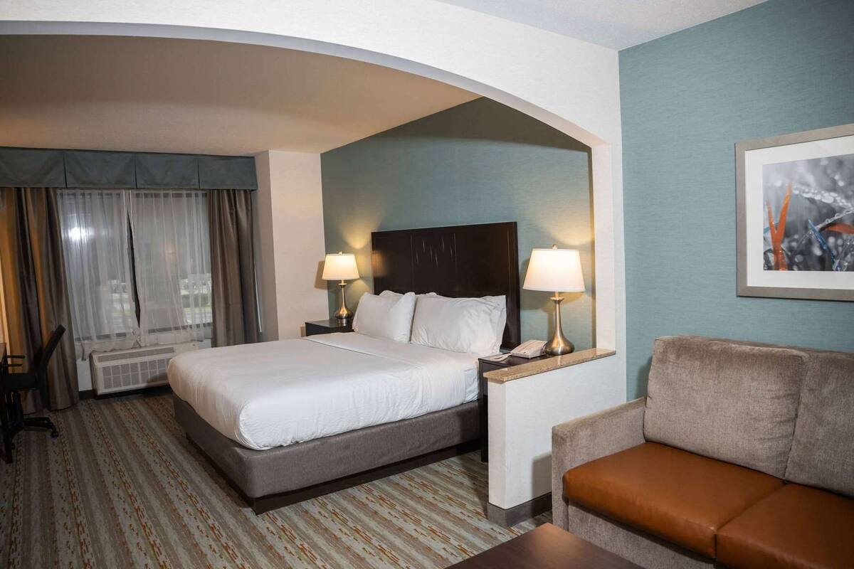 Down comforters, in-room safe, desk, iron/ironing board