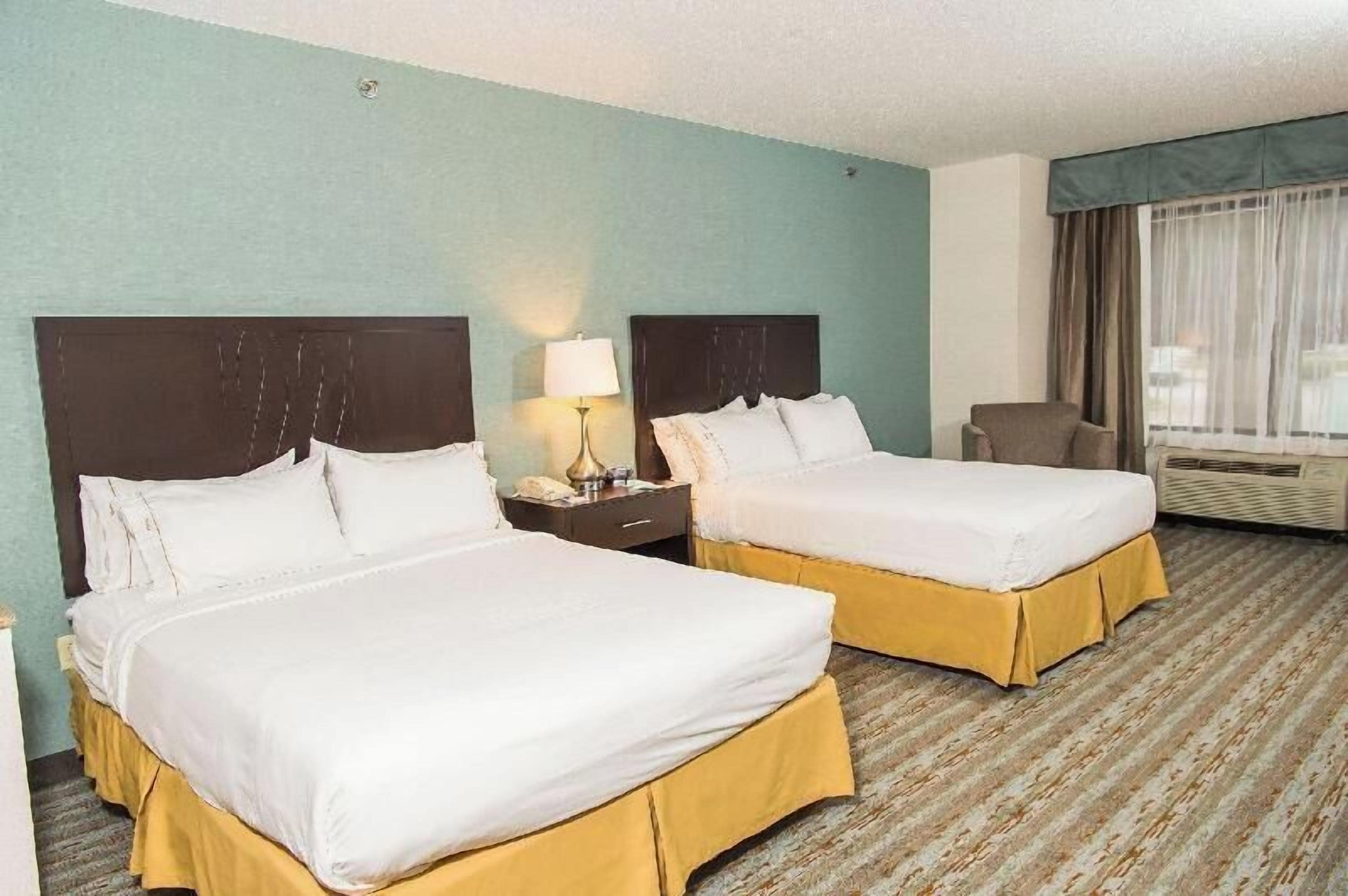 Down duvets, in-room safe, desk, iron/ironing board