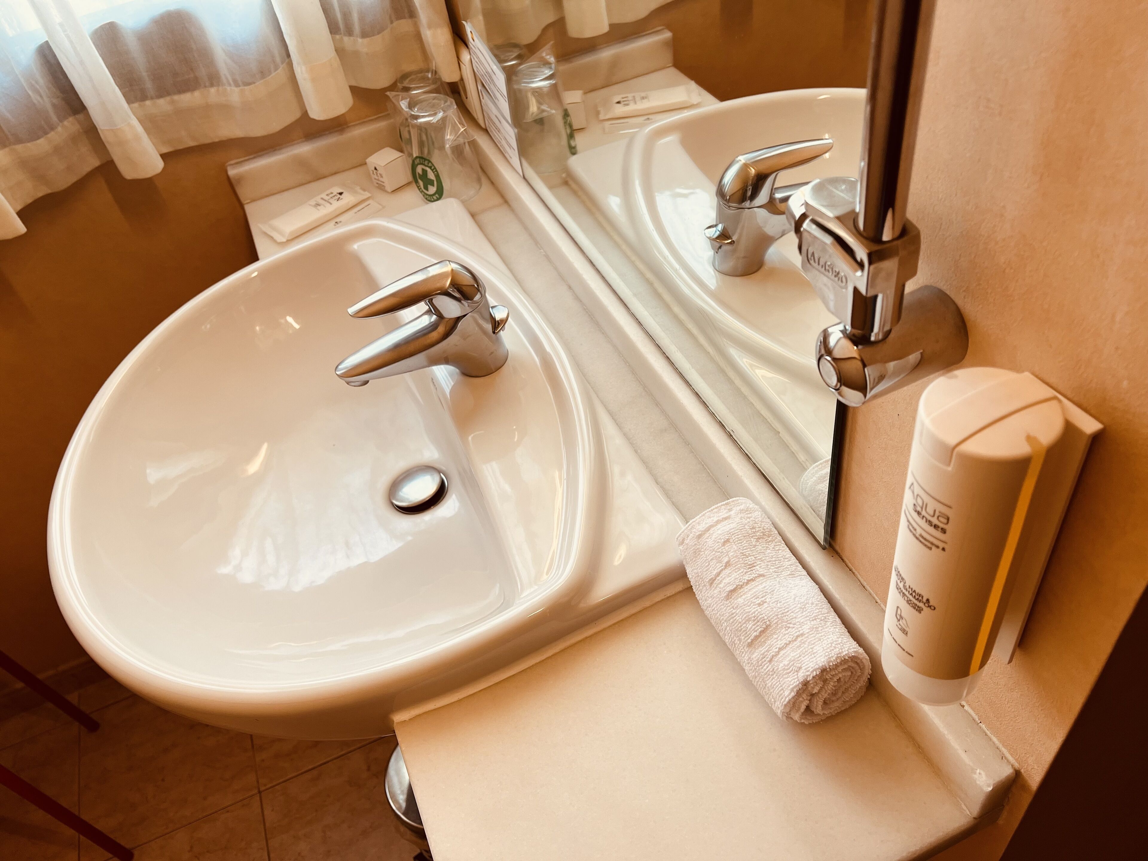 jetted bath, hydromassage showerhead, free toiletries, hair dryer