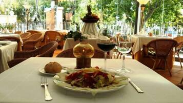 Ontbijtbuffet in het weekend (EUR 10 per persoon)