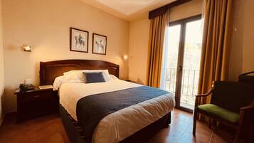 Een minibar, een kluis op de kamer, een bureau, gratis wifi