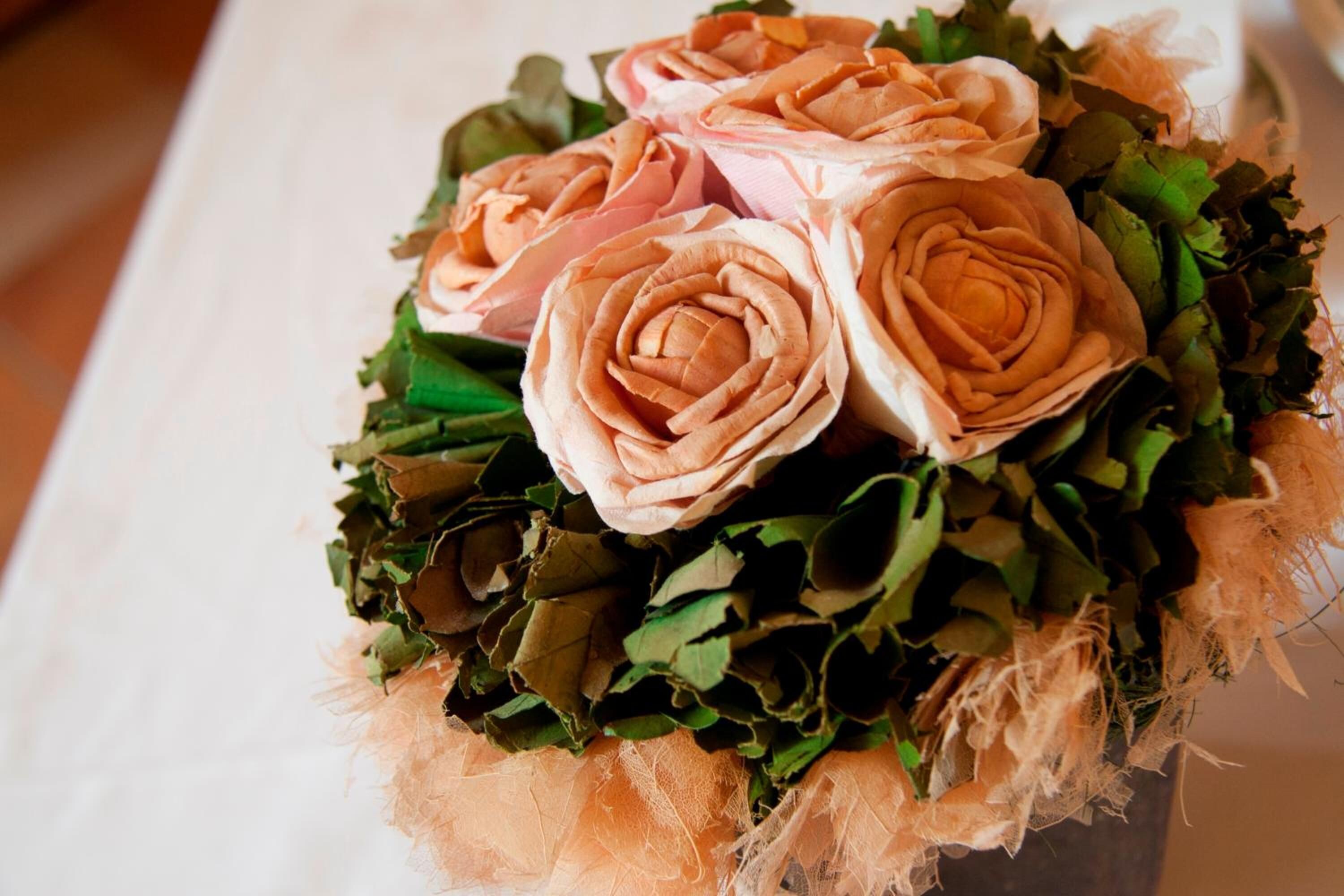 Un ramo de rosas con hojas verdes.