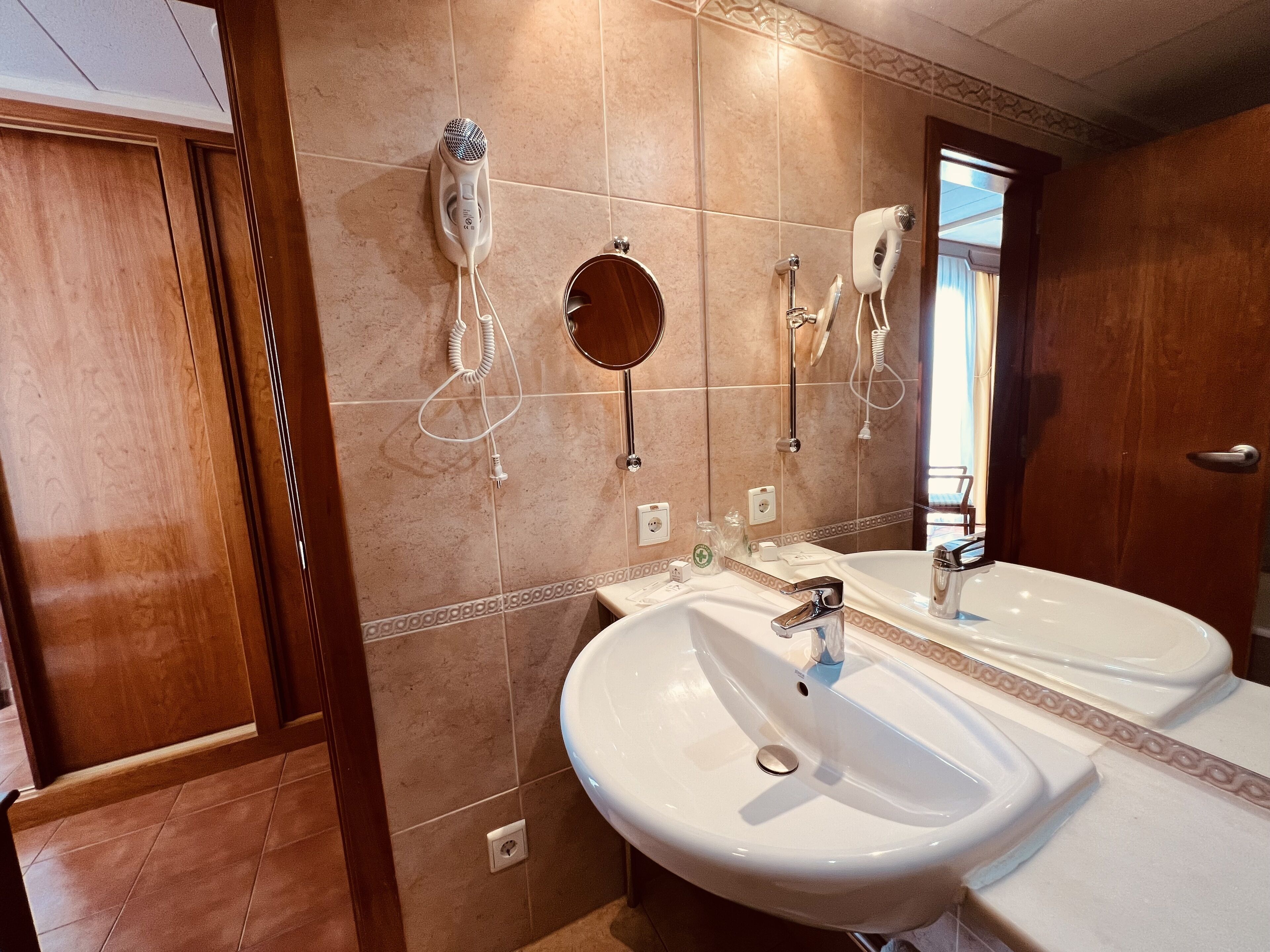 jetted bath, hydromassage showerhead, free toiletries, hair dryer