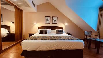 Een minibar, een kluis op de kamer, een bureau, gratis wifi