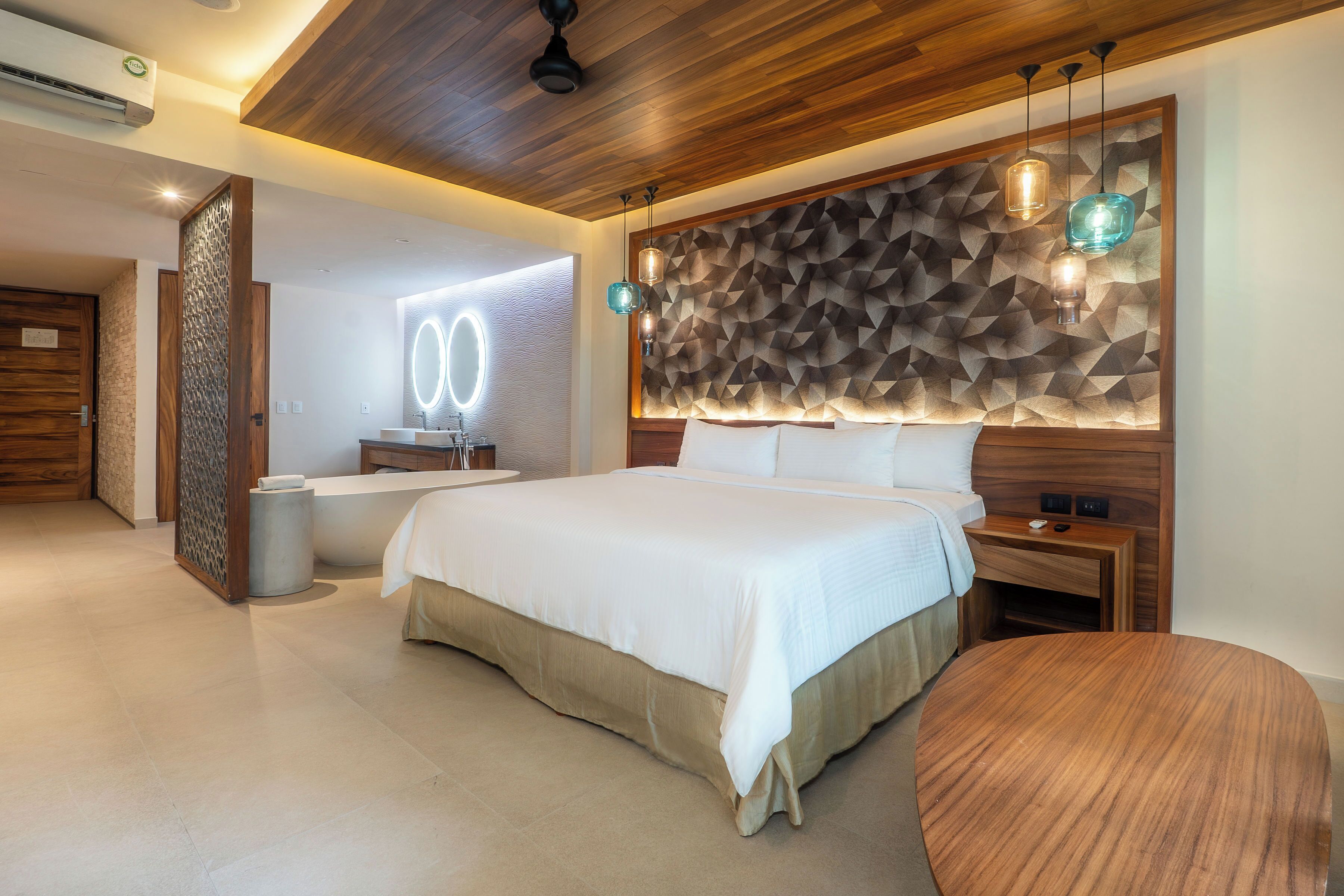 Platinum King Master Suite  | Bathroom | Free toiletries, hair dryer, bathrobes, towels