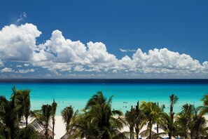 Plage, sable blanc, chaises longues, parasols