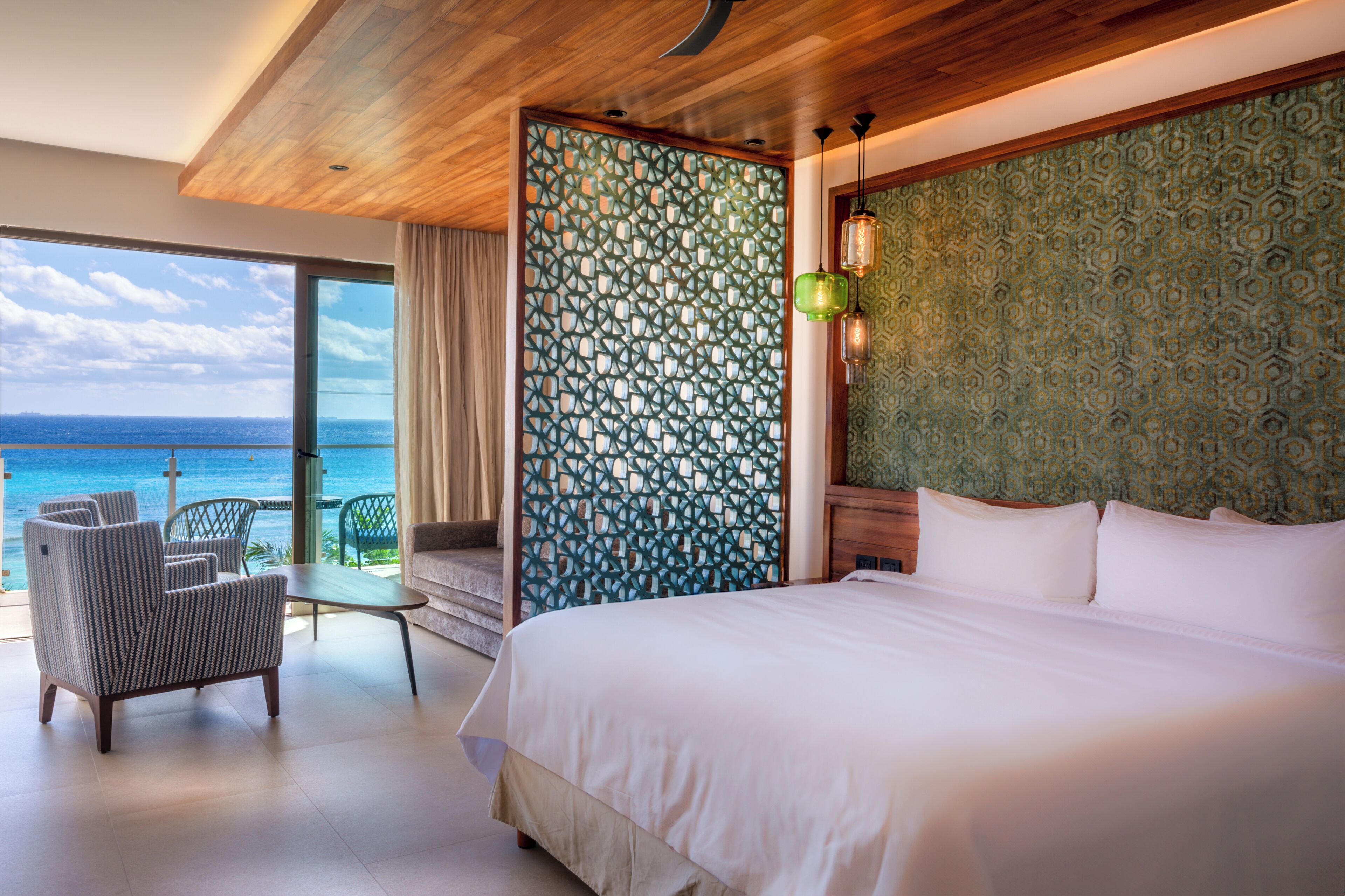 Platinum King Junior Suite Ocean Front | Artículos del minibar gratis y caja de seguridad en la habitación 