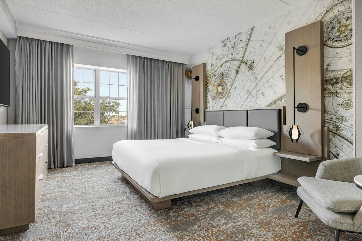 Room, 1 King Bed | Premium bedding, in-room safe, desk, iron/ironing board