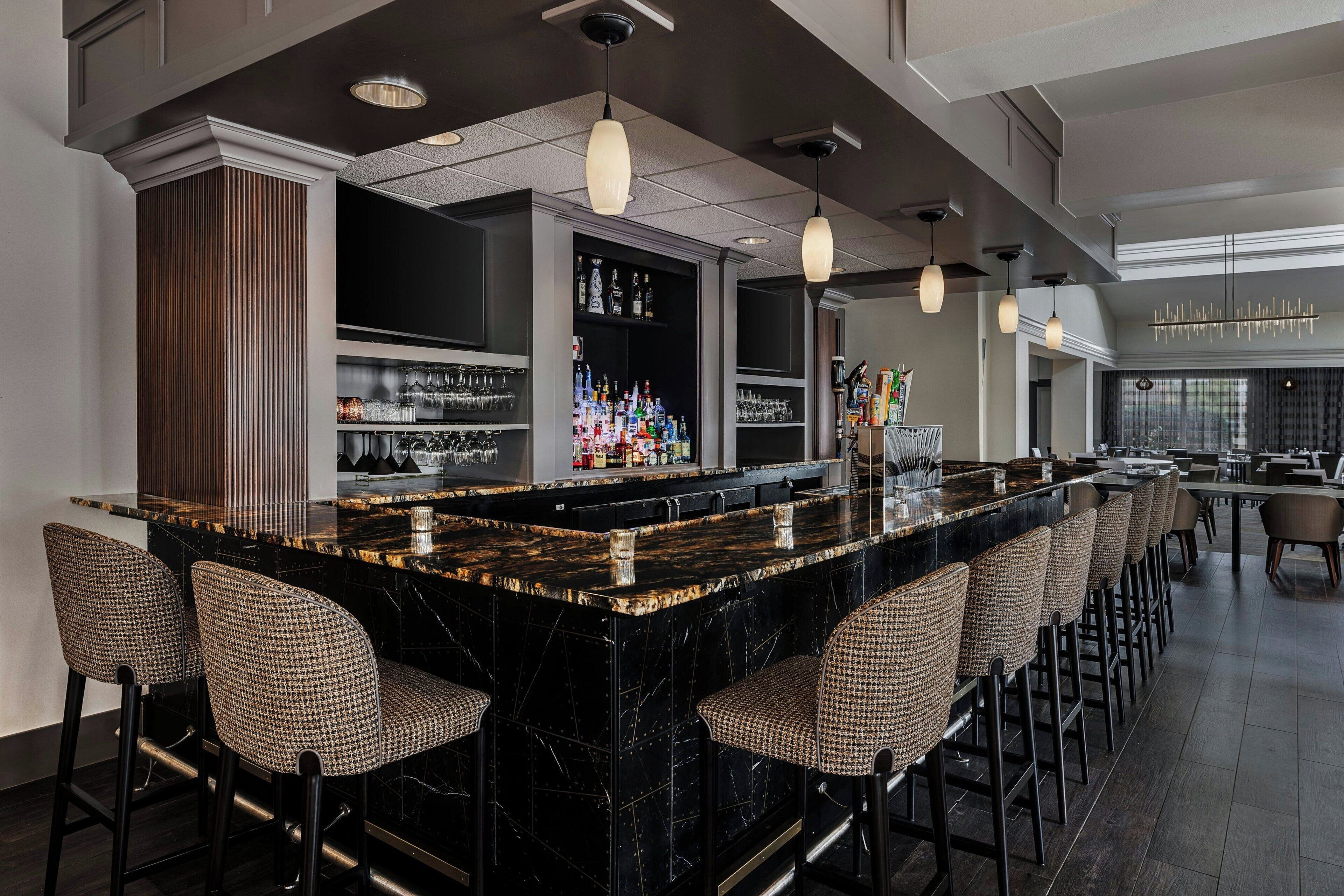 Menghidangkan makan tengah hari, makan malam dan "happy hour" 