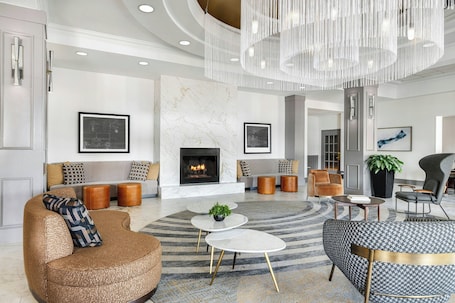 Serves lunch, dinner, and happy hour. Chicago Marriott Midway