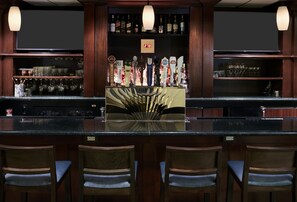 Serves lunch, dinner and happy hour