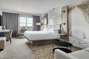 Ropa de cama de alta calidad y caja de seguridad en la habitación 