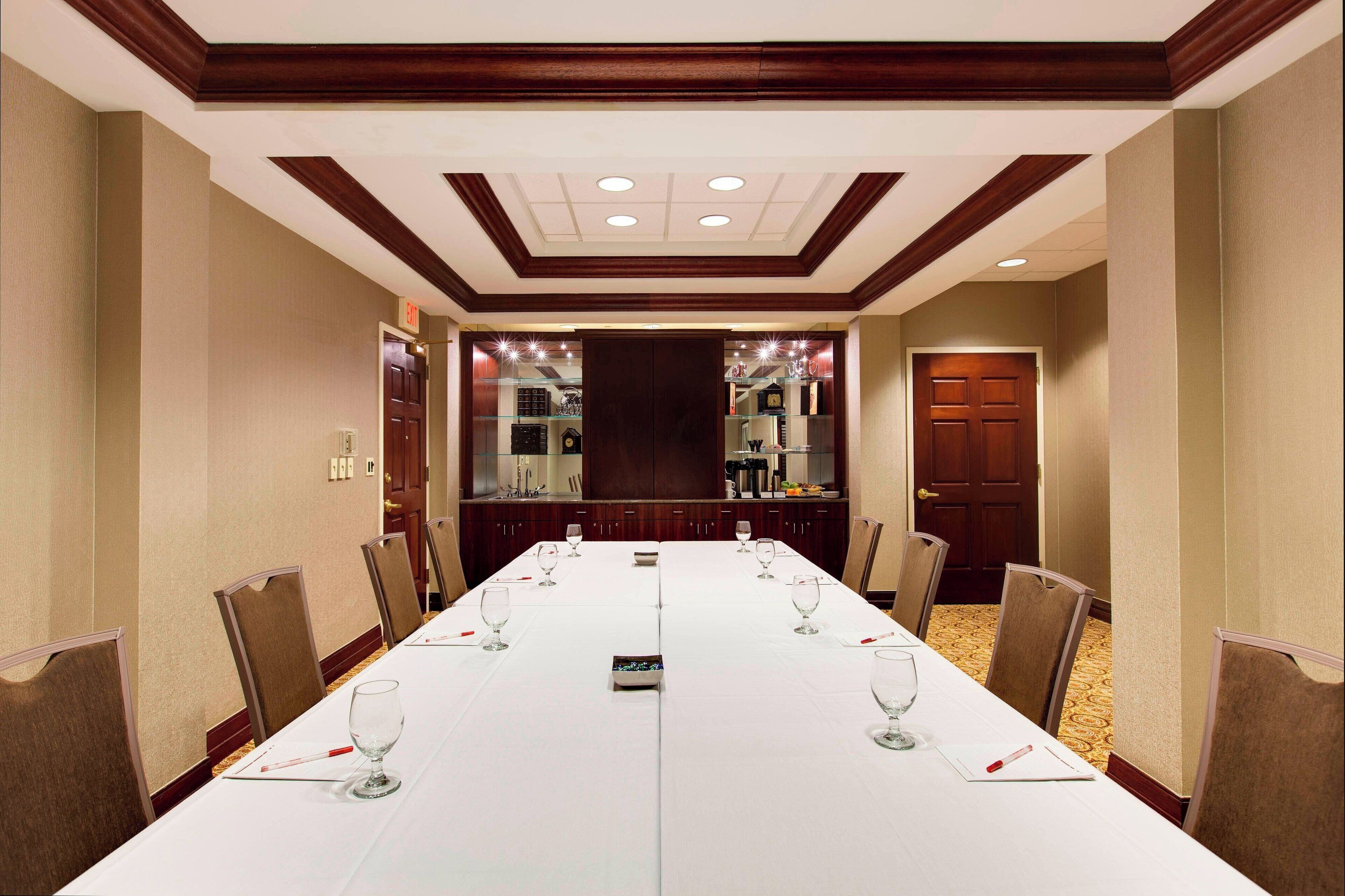 serves lunch, dinner and happy hour