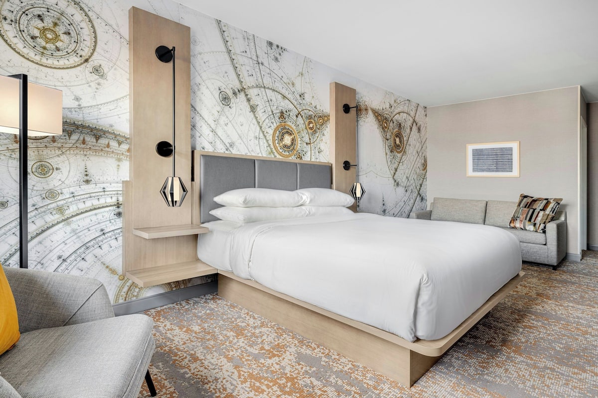 Premium bedding, in-room safe, desk, iron/ironing board