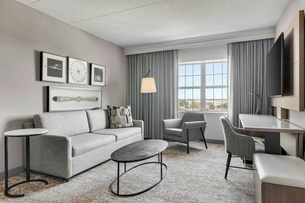 套房, 1 張特大雙人床及 1 張梳化床 | 客廳 | 32 吋LCD 電視連有線電視頻道、電視、收費電影