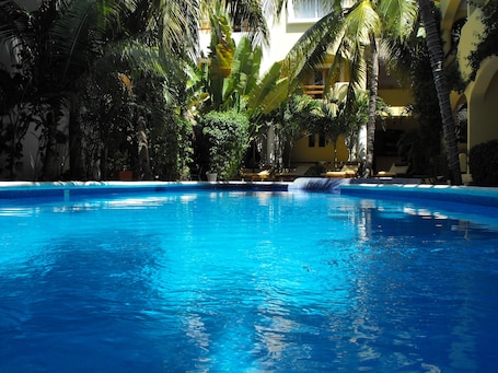 Una piscina al aire libre