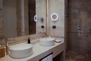 Regadera, amenidades de baño ecológicas, secadora de cabello, batas
