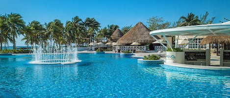 Außenpool, geöffnet von 08:00 Uhr bis 20:00 Uhr, Sonnenschirme