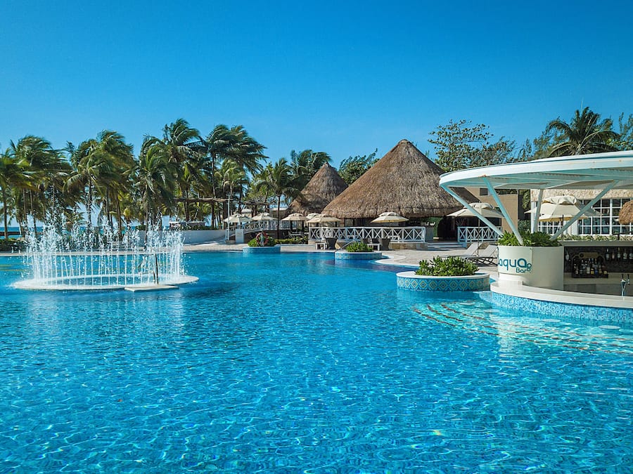 Una piscina al aire libre (de 08:00 a 20:00), sombrillas, tumbonas