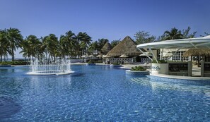 Piscine extérieure, accès possible de 8 h à 20 h, parasols