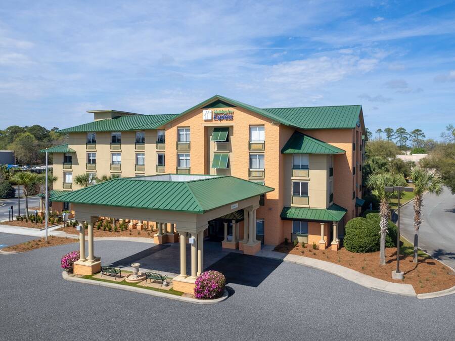 Un hôtel doté d’un toit végétalisé, d’une entrée abritée et d’un parking.