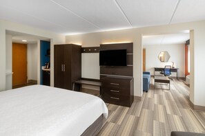 In-room safe, desk, iron/ironing board, free cribs/infant beds - Holiday Inn Express Bluffton at Hilton Head Area by IHG (Bluffton)