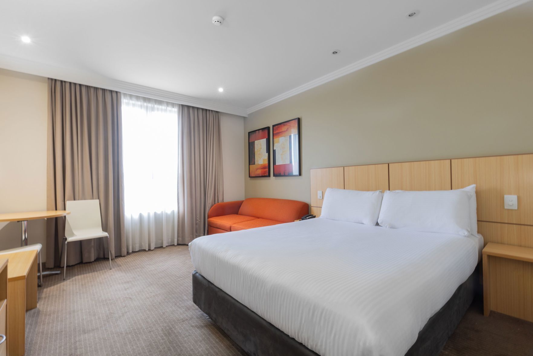 Literie de qualité supérieure, coffres-forts dans les chambres, bureau